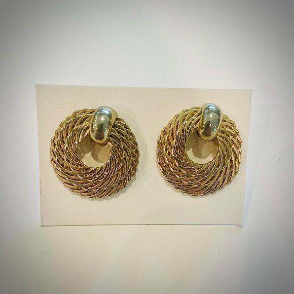 Vintage 1980’s Wreath Style Gold Metal Earrings - Picture 1 of 1